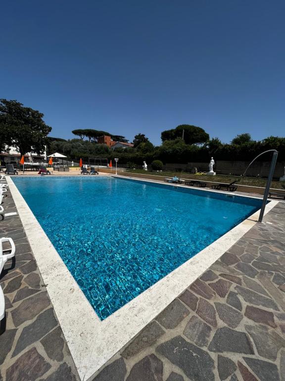罗马Villa Wuthering Heights的蓝色海水大型游泳池