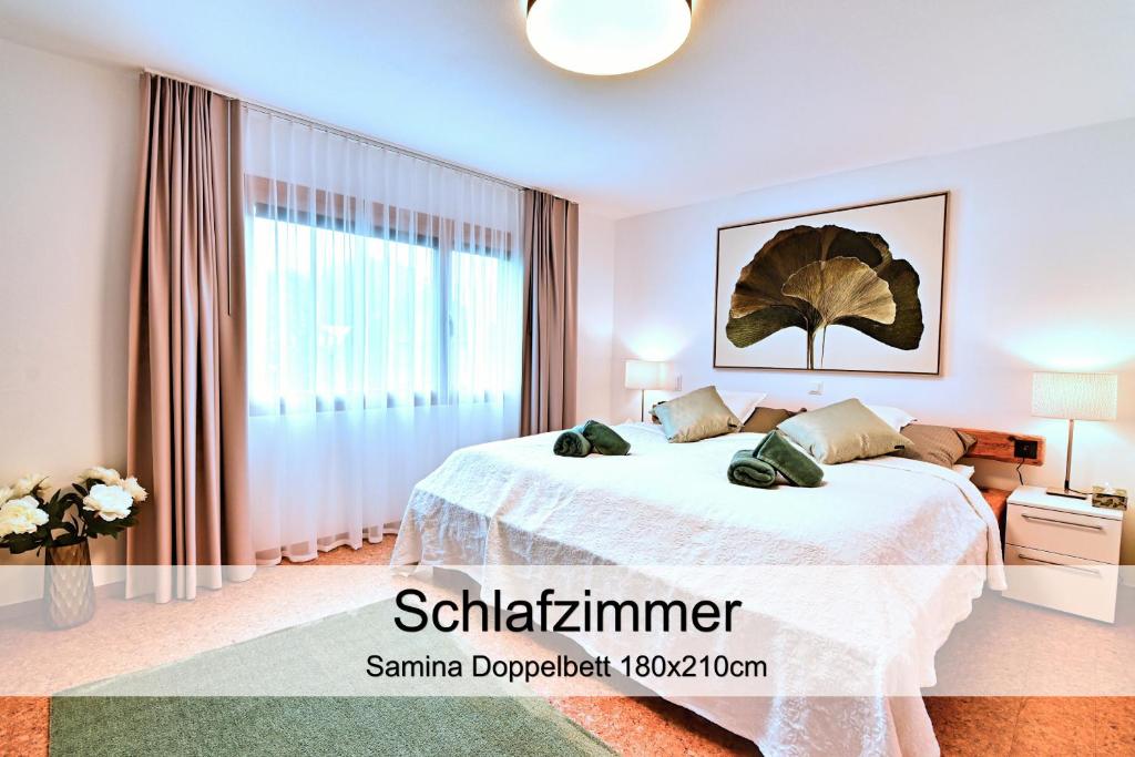 Seewis im PrättigauGemütliche 2.5 Zimmer Wohnung mit privater Sauna的一间卧室设有一张床和一个大窗户