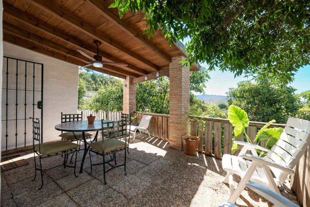 奥亨Casa rural entre Ojén y Marbella的露台设有桌椅