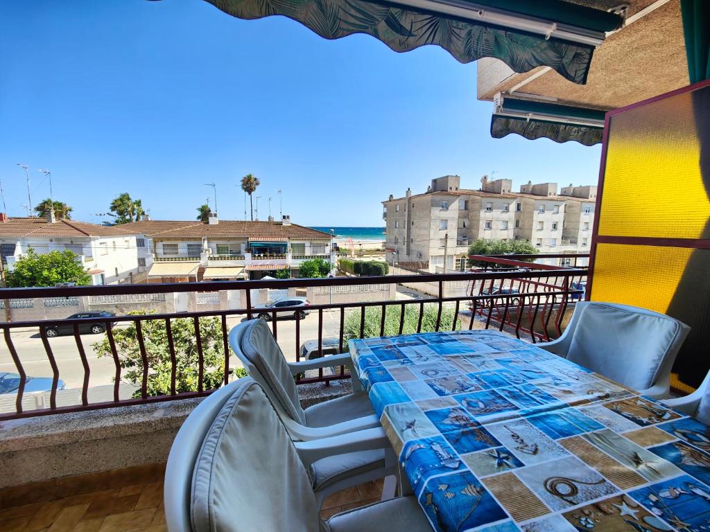 库尼特Apartamento en la playa的海景阳台上的桌椅
