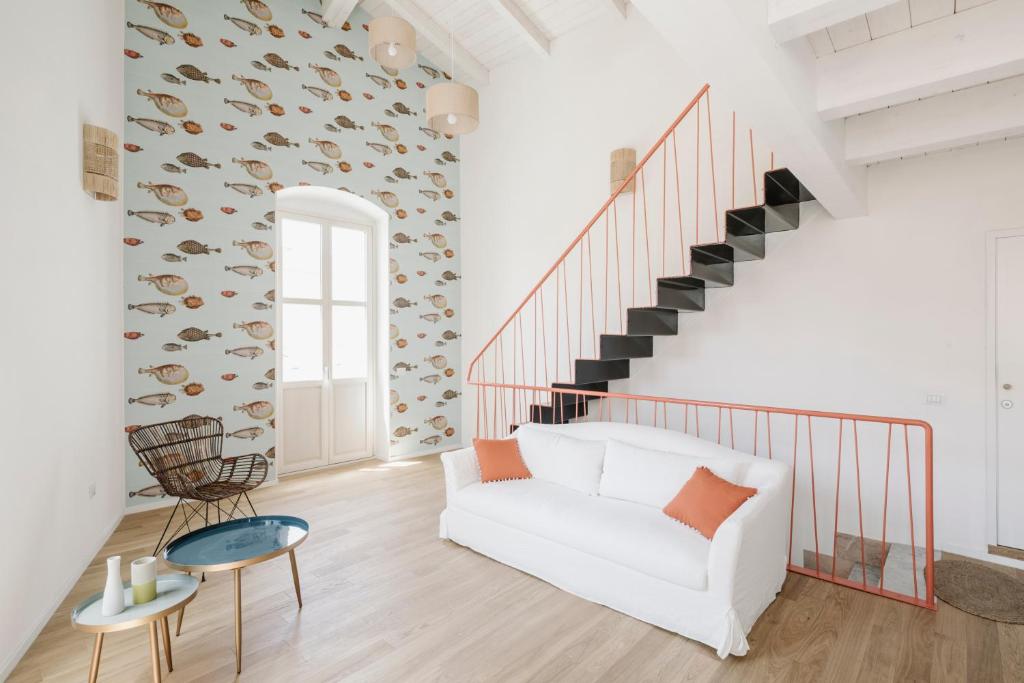 卡洛福泰AltaMarea - Ampi spazi in Centro storico的客厅设有白色沙发和楼梯。