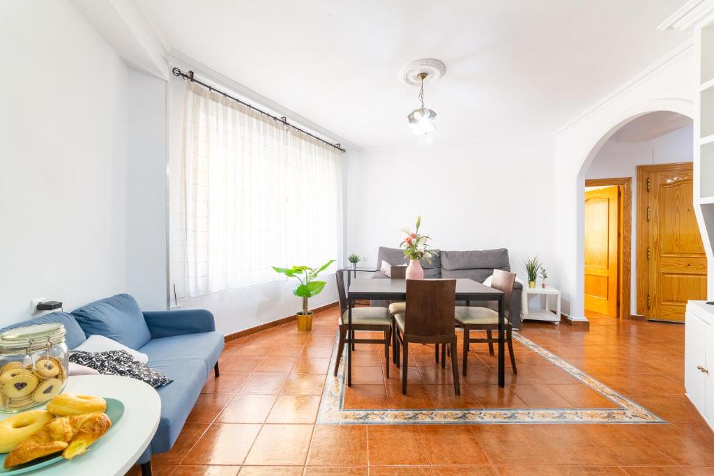 阿尔么丽亚Casa Maruchi - Apartamento的客厅配有蓝色的沙发和桌子