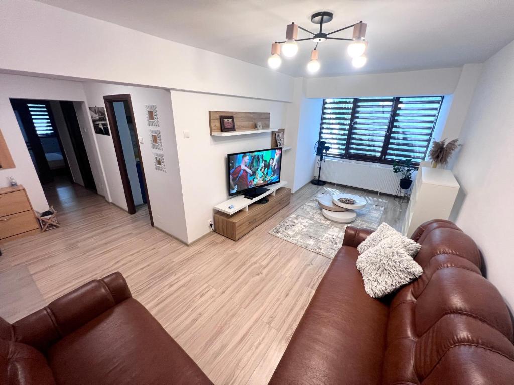 克拉约瓦CRISTAL Home Boutique Apartment 1 - Confort, Spatios, Linistit, Zona de interes的客厅配有真皮沙发和平面电视