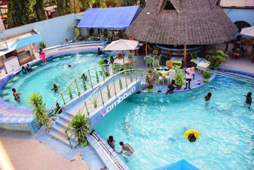 姆特瓦帕蒙巴萨黏巴达度假村的享有度假村游泳池的顶部景致