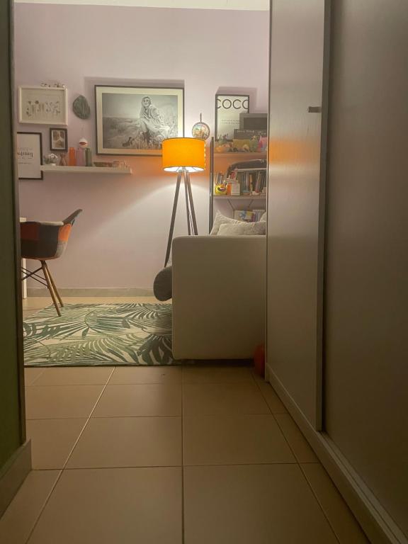 科帕内罗Appartamento vista mare的带沙发和台灯的客厅