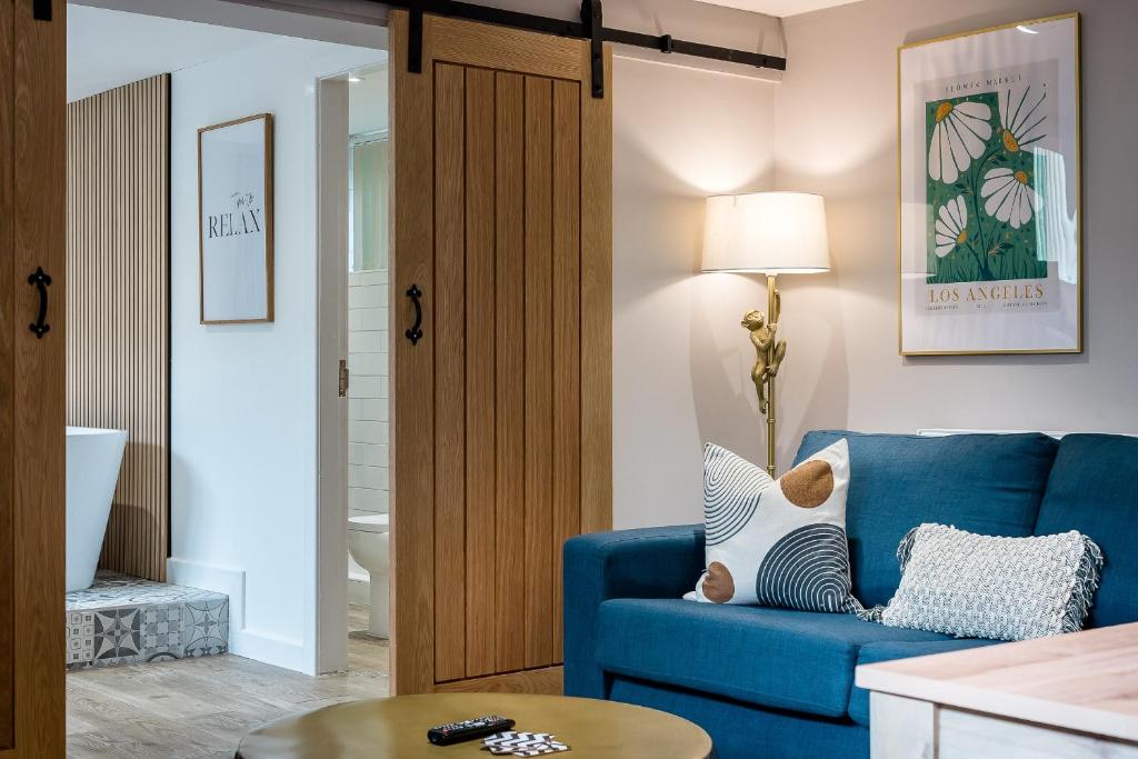利物浦Host & Stay - The Georgian Coach House 2的客厅配有蓝色的沙发和桌子