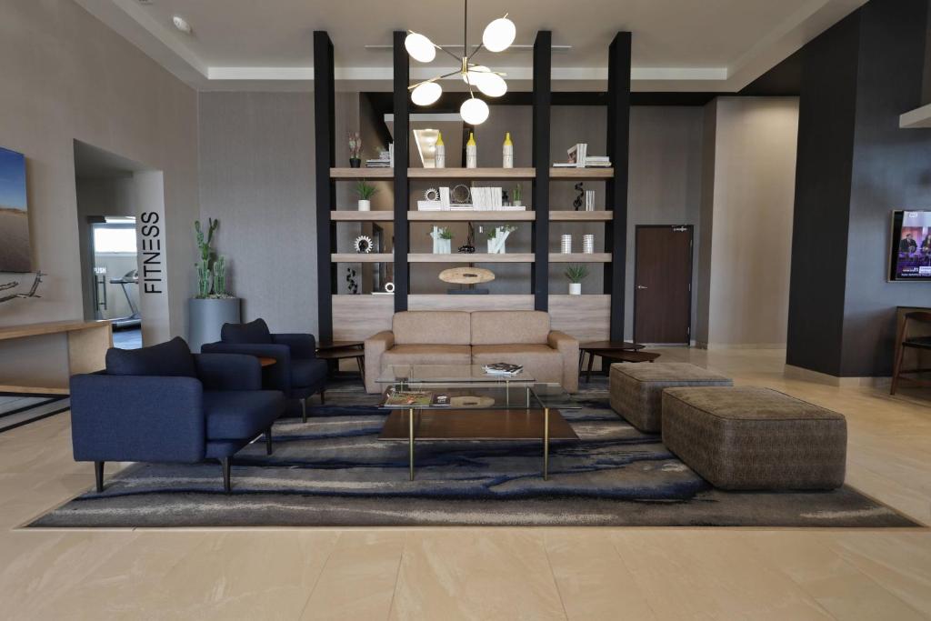 墨西卡利Fairfield Inn & Suites by Marriott Mexicali的客厅配有沙发和桌子