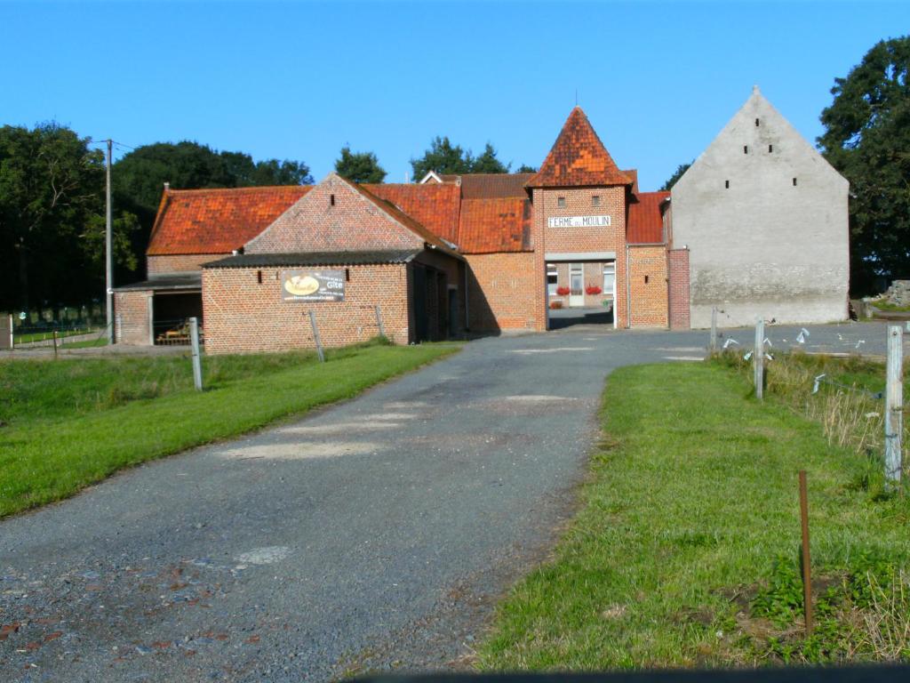 图尔奈Gîte ferme du moulin的砖楼前空的马路