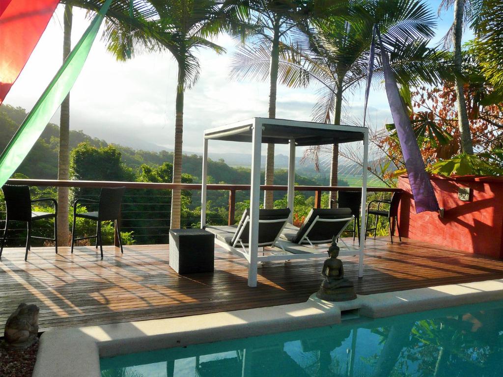 卡索瓦瑞麦泰度假酒店的游泳池旁带椅子的甲板