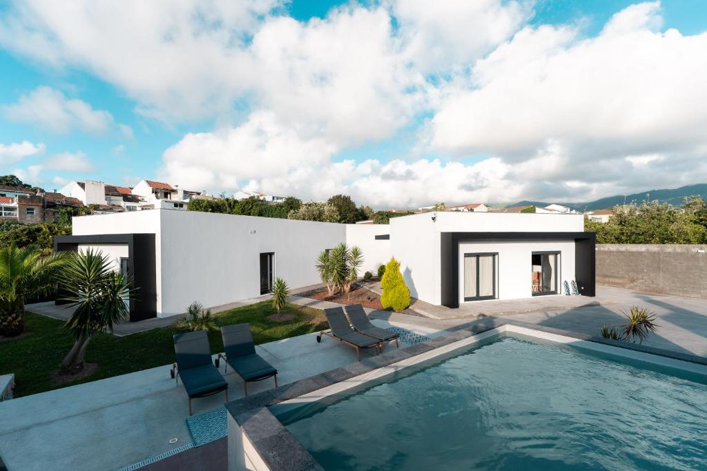 大里贝拉Eco Surflodge Azores的一座带游泳池和房子的别墅