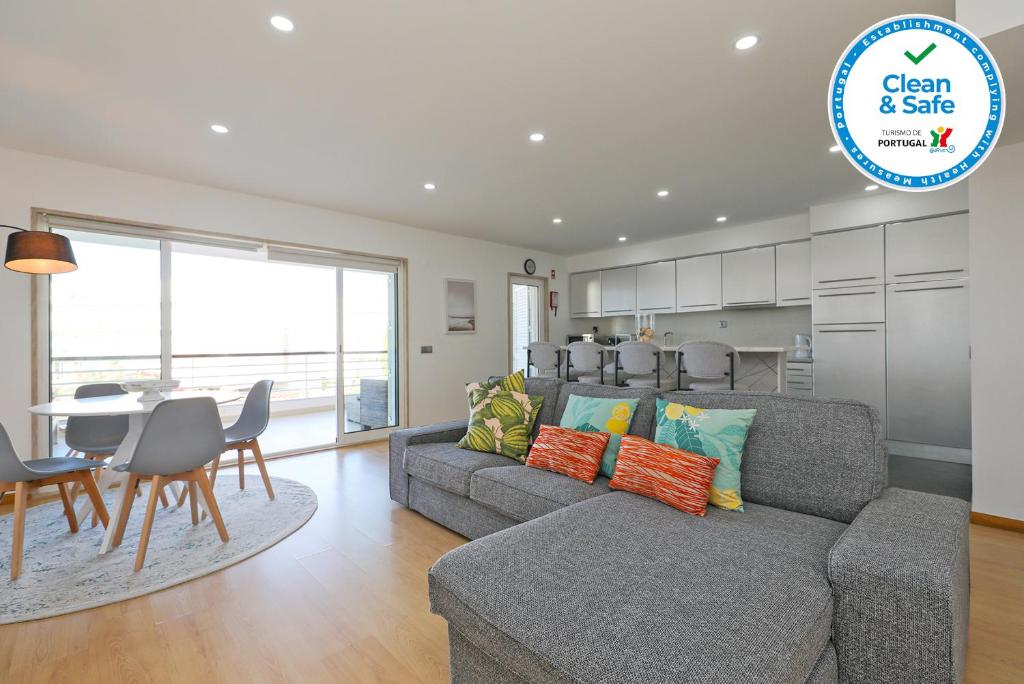 拉戈斯B19 - Marina Bay Apartment的客厅配有沙发和桌子