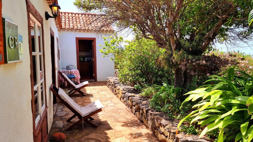 蓬塔戈尔达El Jócamo的房屋前方设有2个长椅的庭院