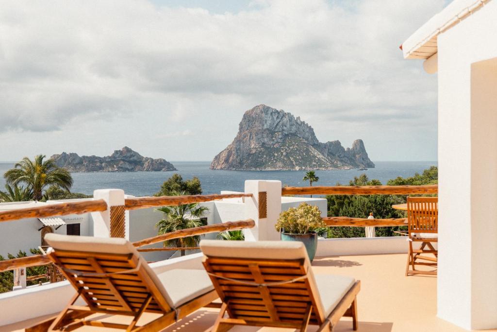 卡拉瓦德亚Petunia Ibiza, a Beaumier hotel的从度假村的阳台上可欣赏到海景