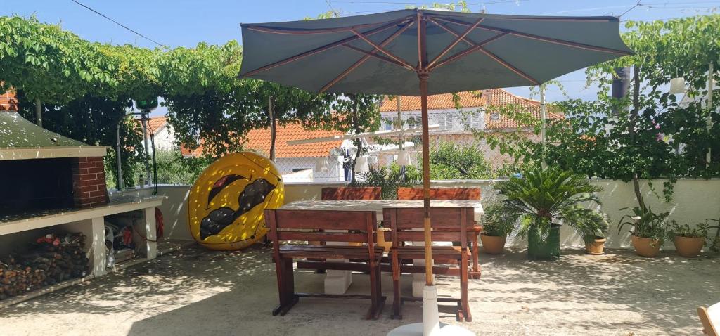 苏提万利迪亚宾馆 的露台上的桌子和遮阳伞