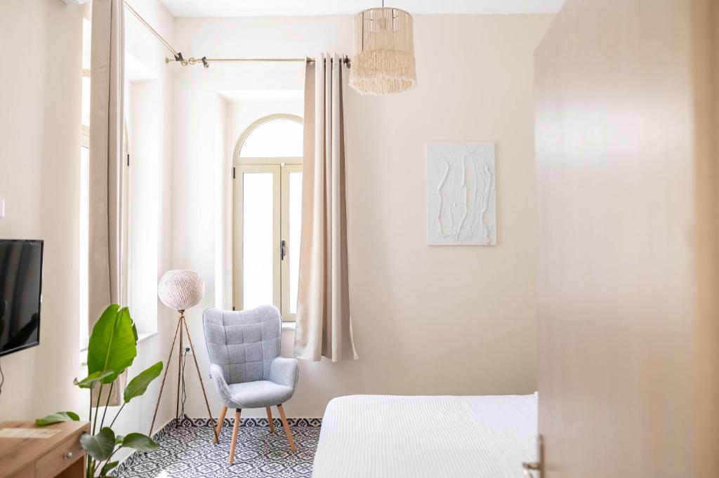 科斯镇Kosnian City Suites的白色的客房设有椅子和窗户。