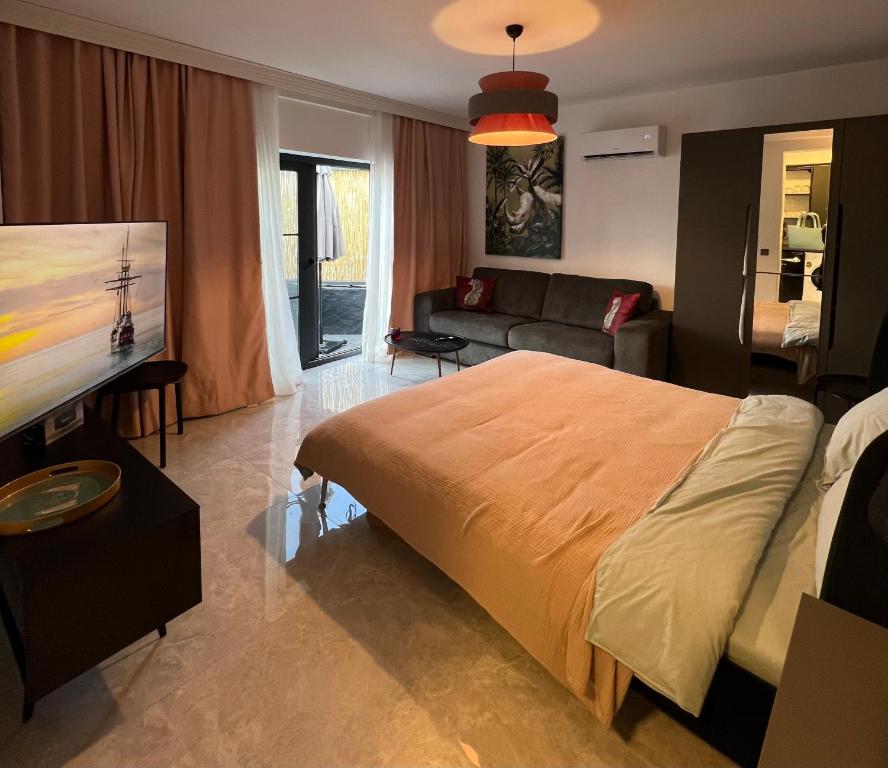 博德鲁姆Marina Beach Suites - Yalikavak的一间带大床的卧室和一间客厅