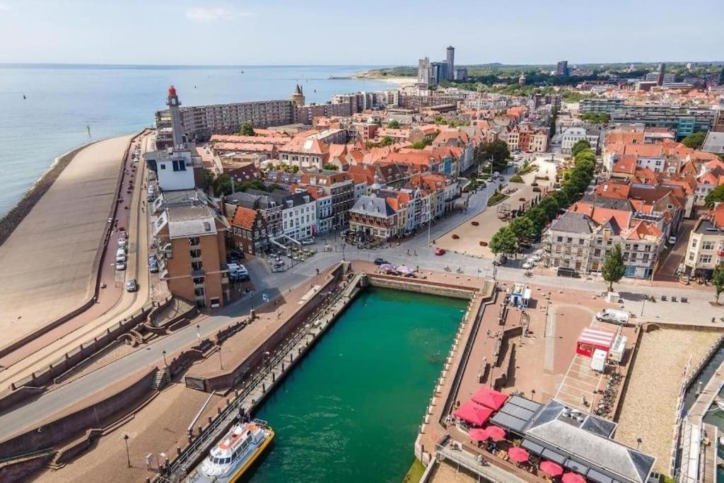 弗利辛恩Hotel Stad aan Zee Vlissingen的水体城市的空中景观