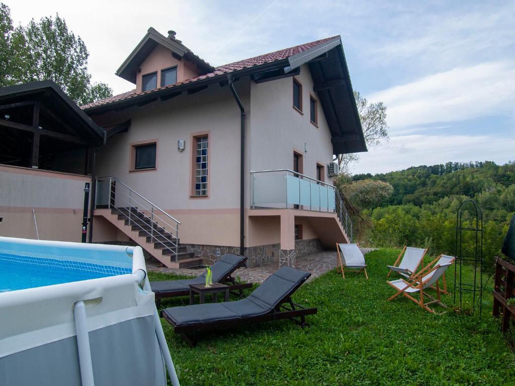 BizeljskoHoliday house Zarja - with sauna and hot tub的庭院中带游泳池的房子