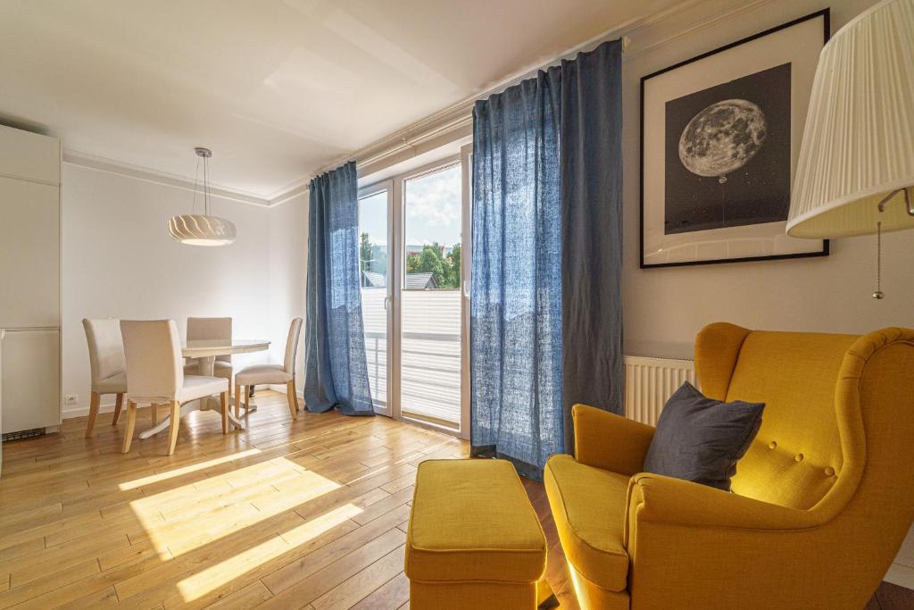希维拉杜夫-兹德鲁伊Apartament Delux Mountain Aparts的客厅配有黄色的沙发和桌子