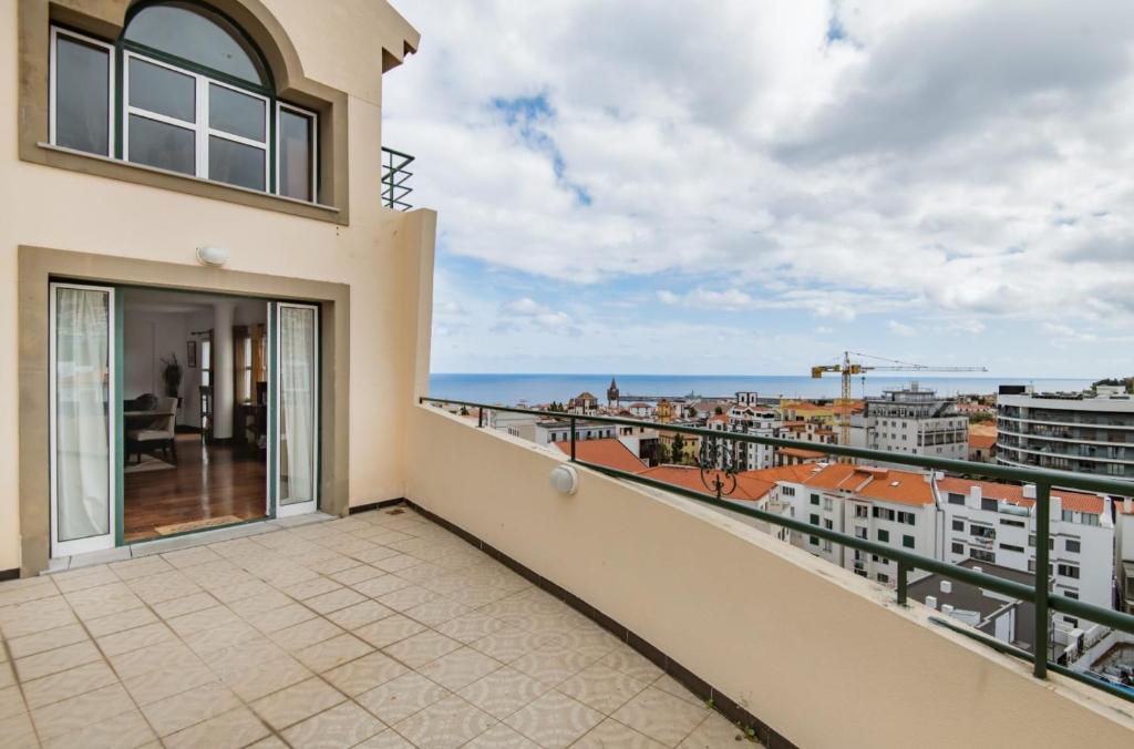 丰沙尔A ver o mar rooms- Funchal city center的海景阳台。