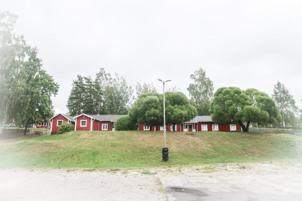 SlädaSkrå hostel - bed & business的房屋林地中间的路灯