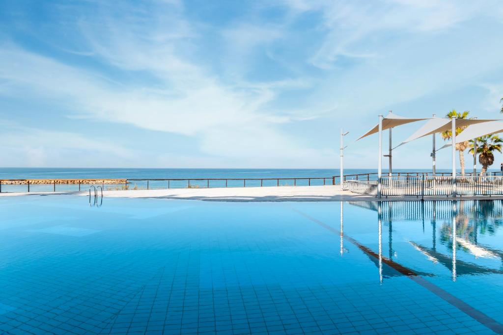 荷兹利亚丹尼尔荷兹利亚酒店的海景游泳池