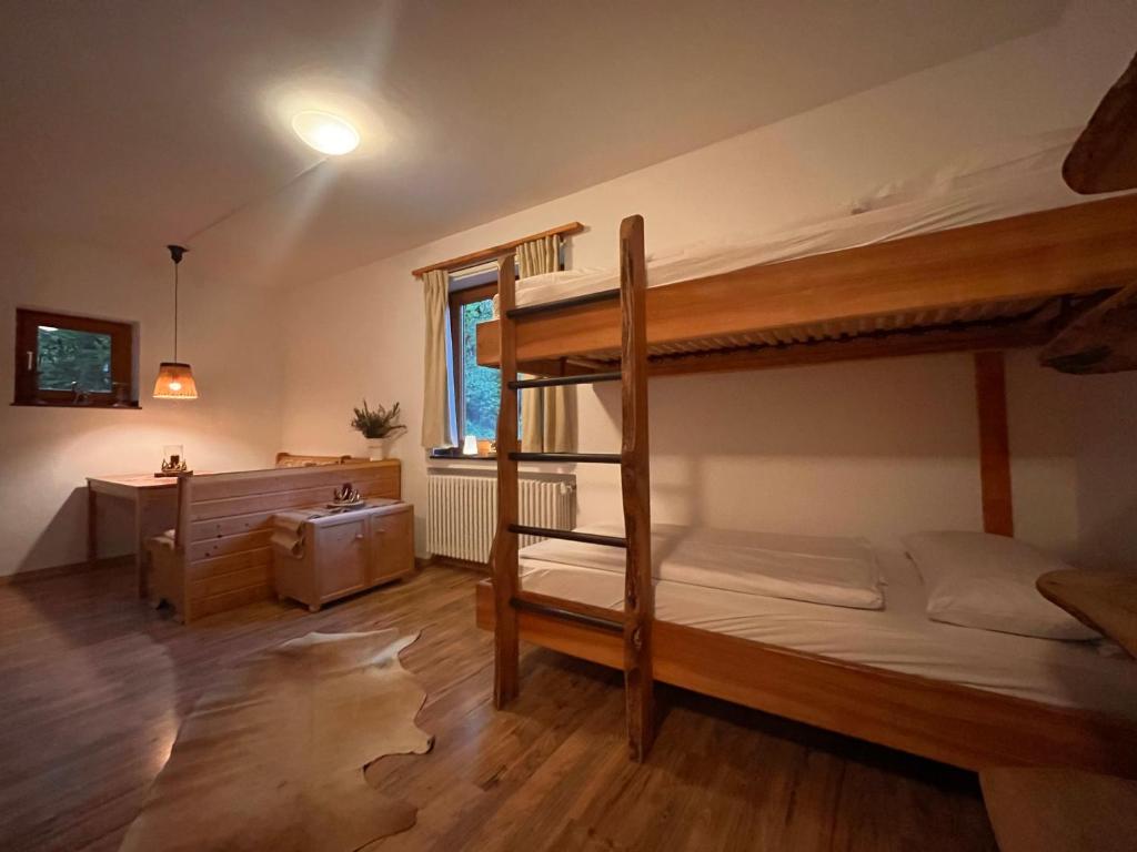 加尔米施-帕滕基兴Toni Hütte am Riesserkopf的一间卧室配有两张双层床和一张书桌