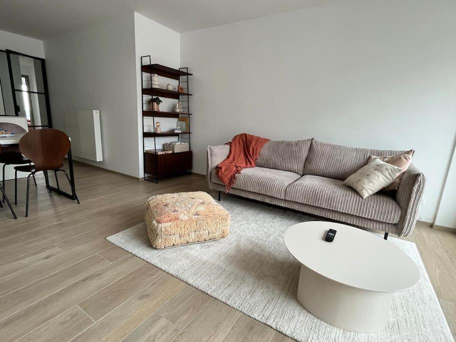 米德尔克尔克Gezinsappartement in Middelkerke - Noort-C的客厅配有沙发和桌子