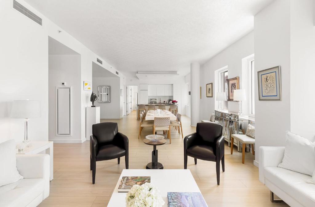 纽约Luxury Midtown West 4 Bedroom Apartment Near Radio City的客厅配有黑色椅子和白色沙发
