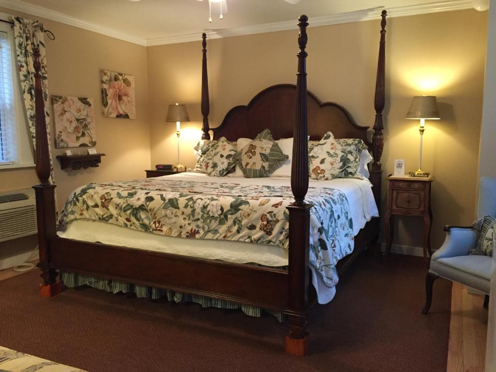 Lookout Mountain花园步道住宿加早餐旅馆的一间卧室配有一张带天蓬的大床