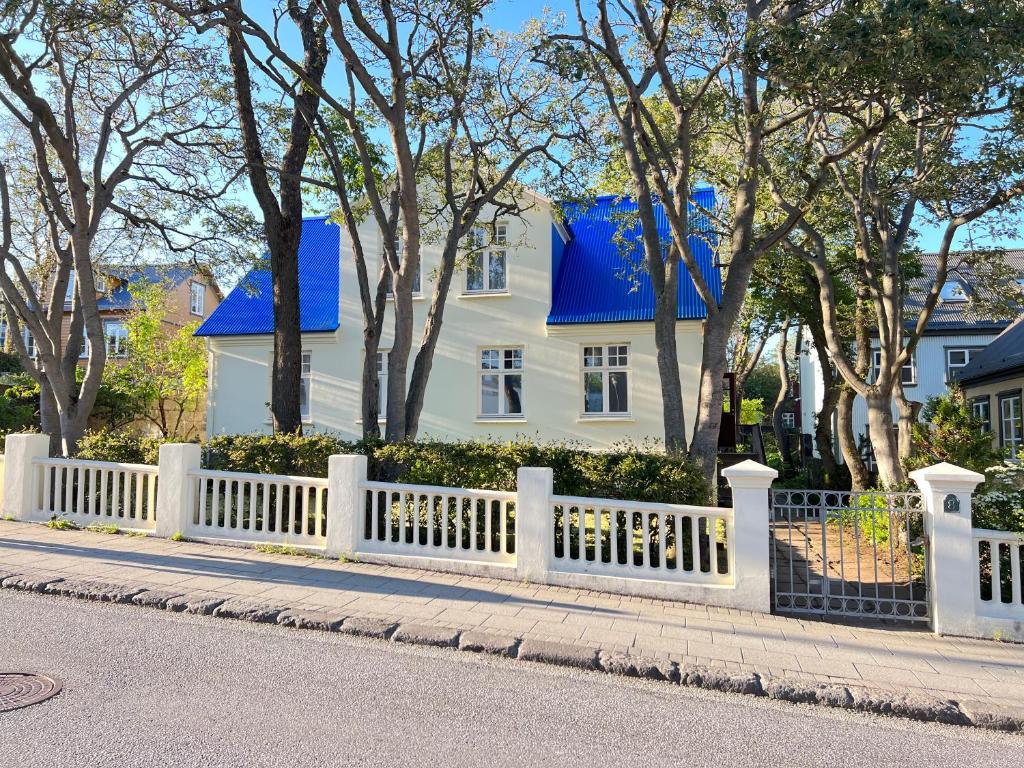 雷克雅未克Amazing Villa in Downtown Reykjavik的白色房子前面的白色围栏