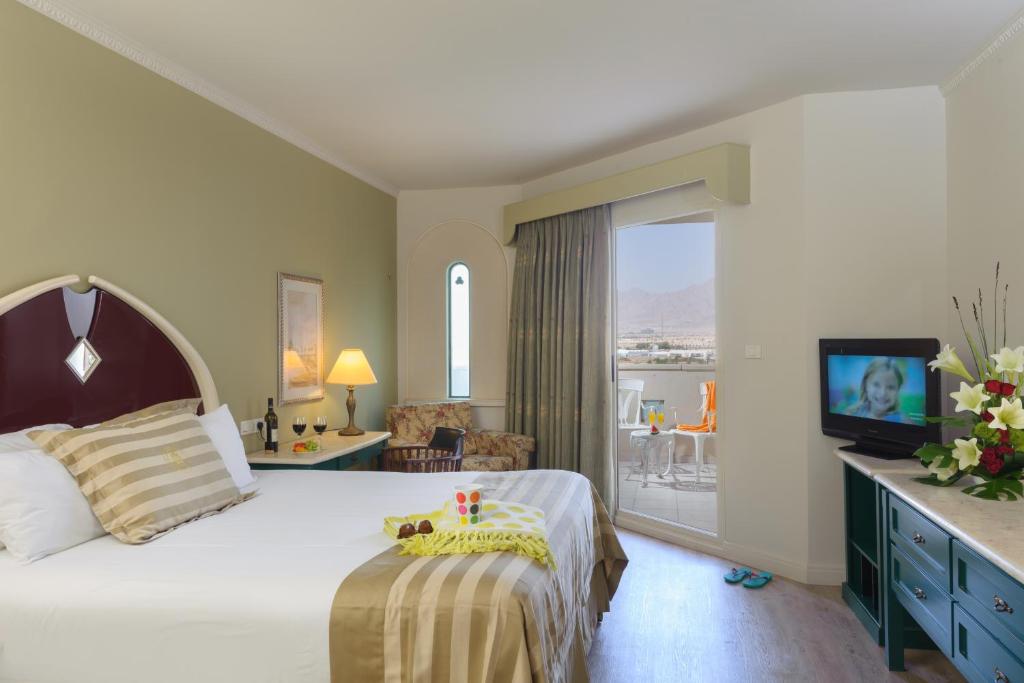 埃拉特Herods Boutique Eilat a Premium collection by Fattal Hotels的一间带床和电视的酒店房间