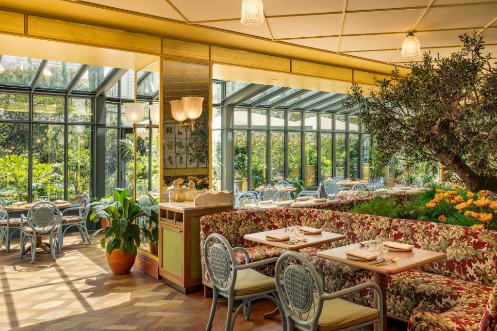 巴黎La Fantaisie的餐厅设有桌椅和窗户。