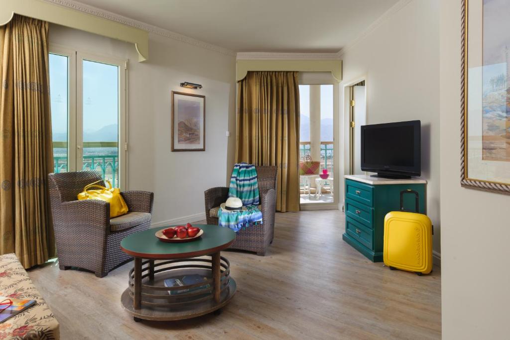 Herods Boutique Eilat a Premium collection by Fattal Hotels的电视和&#47;或娱乐中心