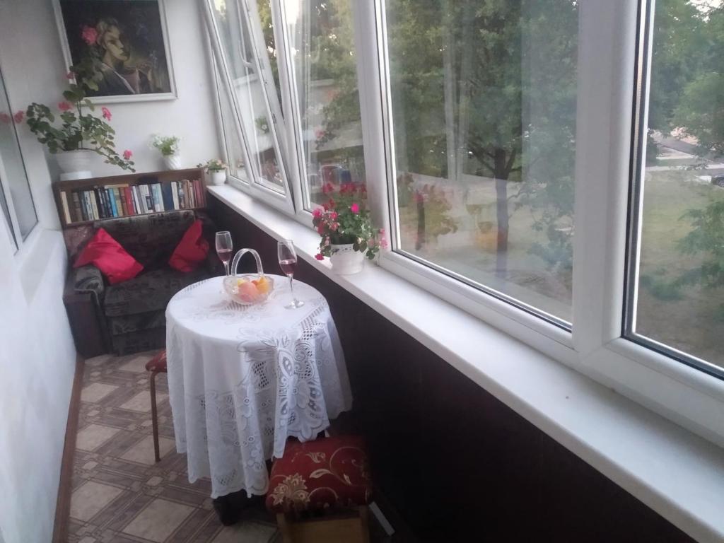 尤尔马拉Комната с лоджией у Татьяны的窗户客房内的小桌子