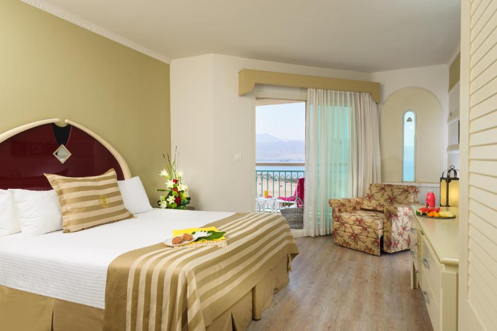 埃拉特Herods Boutique Eilat a Premium collection by Fattal Hotels的一间带床和椅子的酒店房间