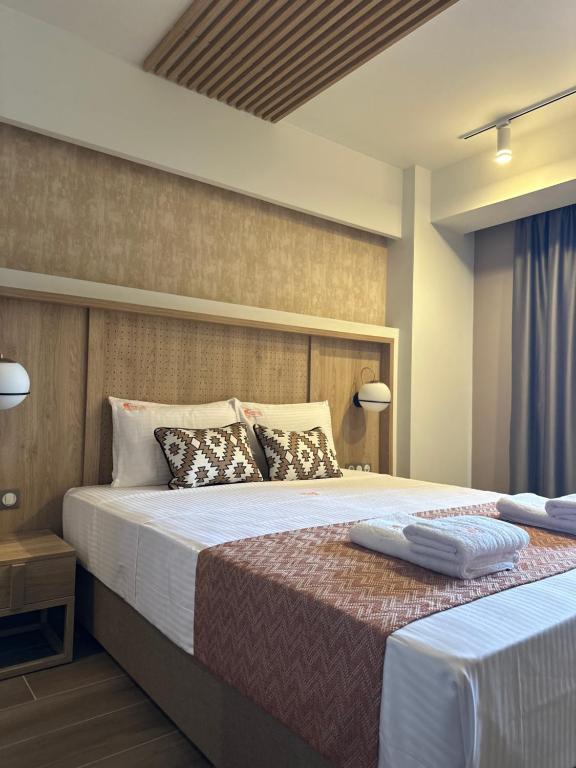 乐托卡亚CORYLUS Luxury Rooms & Suites的一间卧室配有一张大床和两个枕头