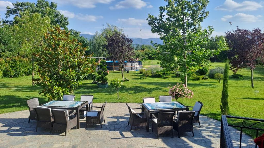 斯科普里Green Villa Rodna的公园内带桌椅的庭院