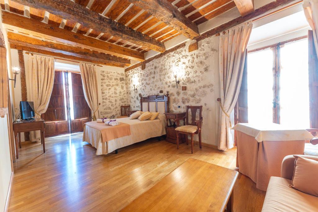 库埃利亚尔Hotel Rincón Castellano的卧室配有一张床和一张桌子