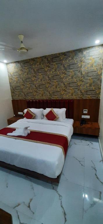 穆扎夫法尔普尔Hotel Paramveer的一间卧室,卧室内配有一张大床