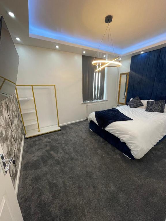 Lumiere luxury apartment的一间卧室设有两张床和大窗户