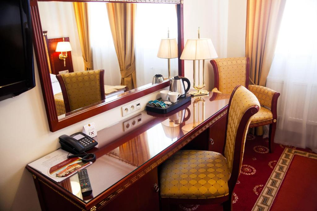 华沙假日公园酒店的酒店客房配有书桌和镜子
