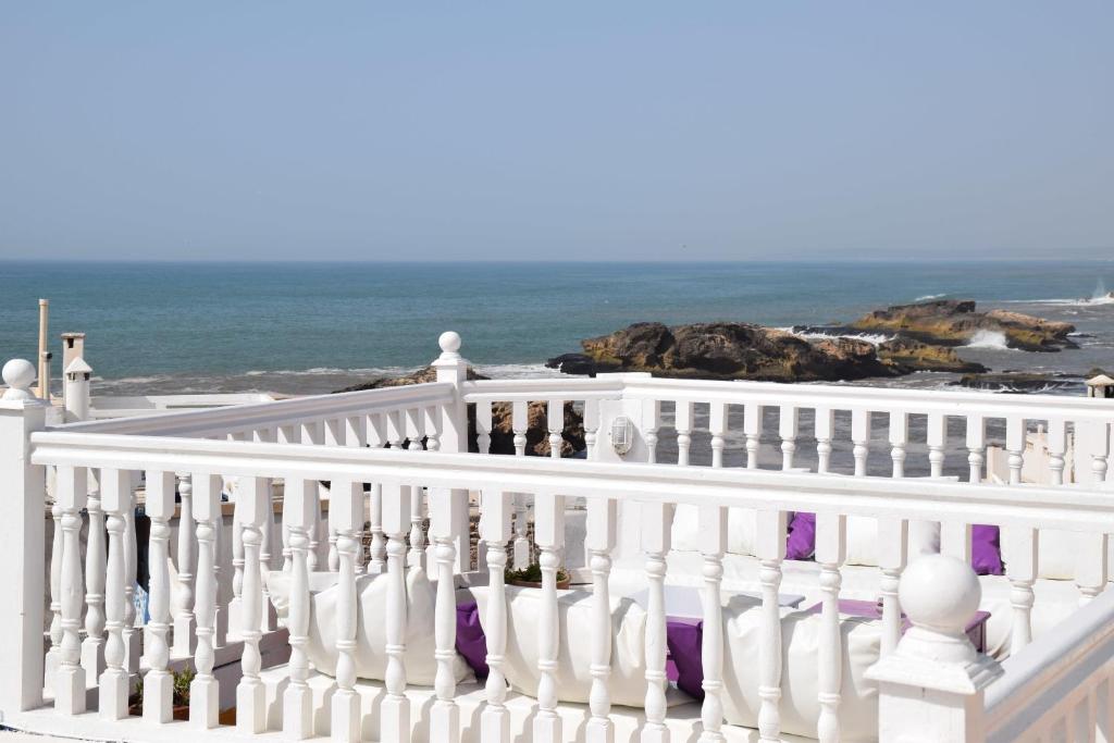 索维拉里亚德萨塔娜庭院旅馆的白色的楼梯,背靠大海