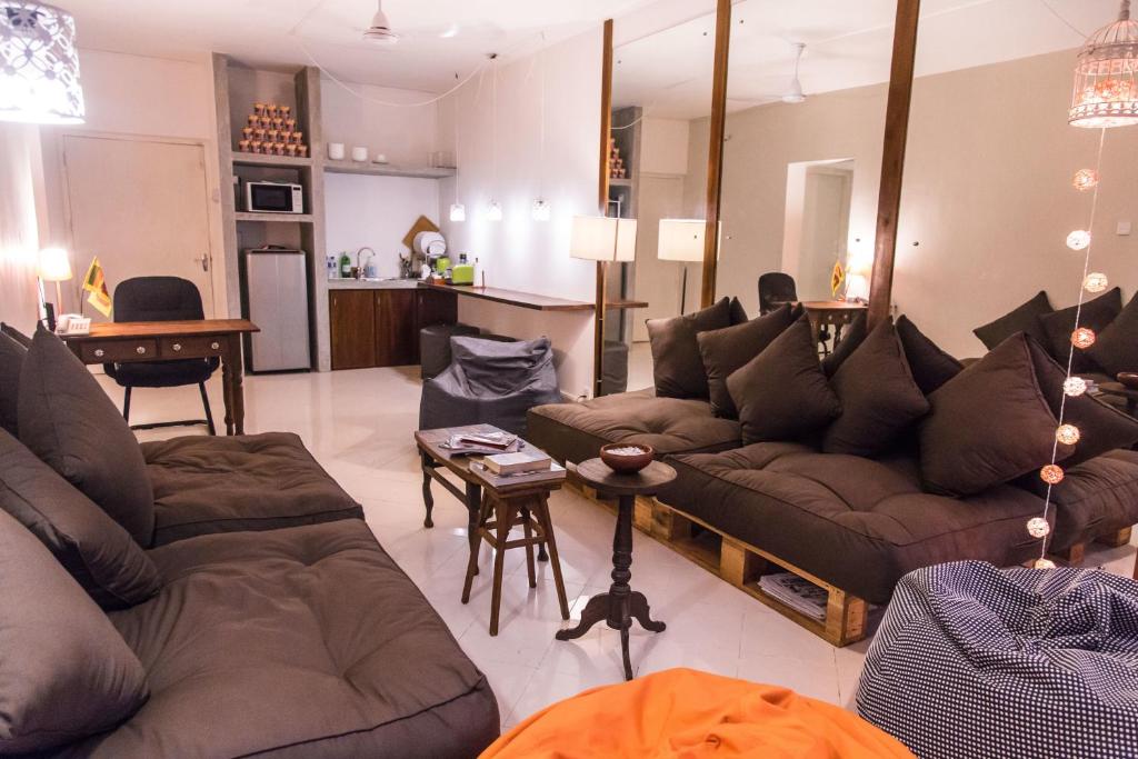 科伦坡Hostel Republic at Galle Face的客厅配有两张沙发和一张桌子