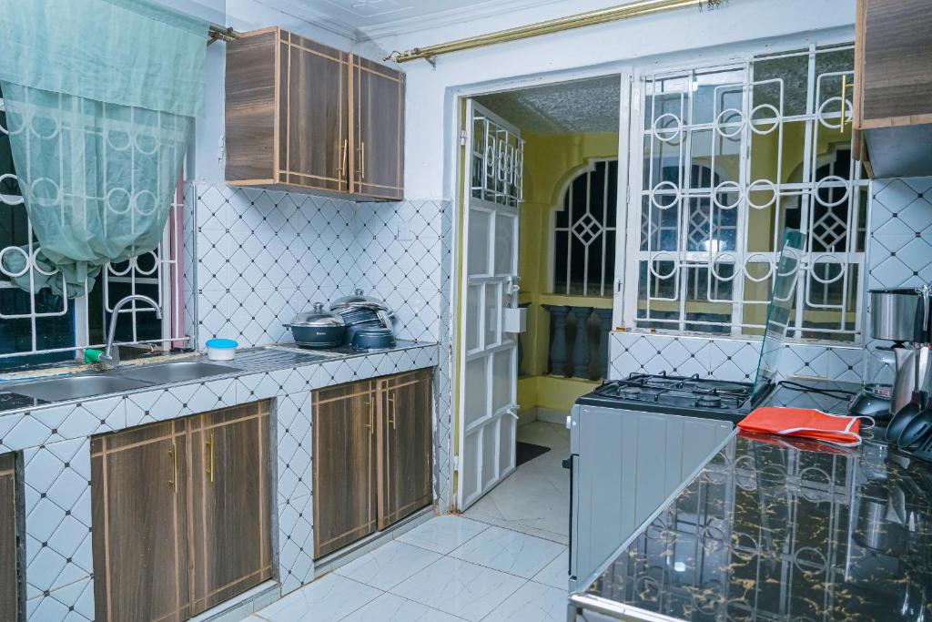 KisiiEntire Fully furnished Villas in Kisii的厨房配有木制橱柜和炉灶烤箱。