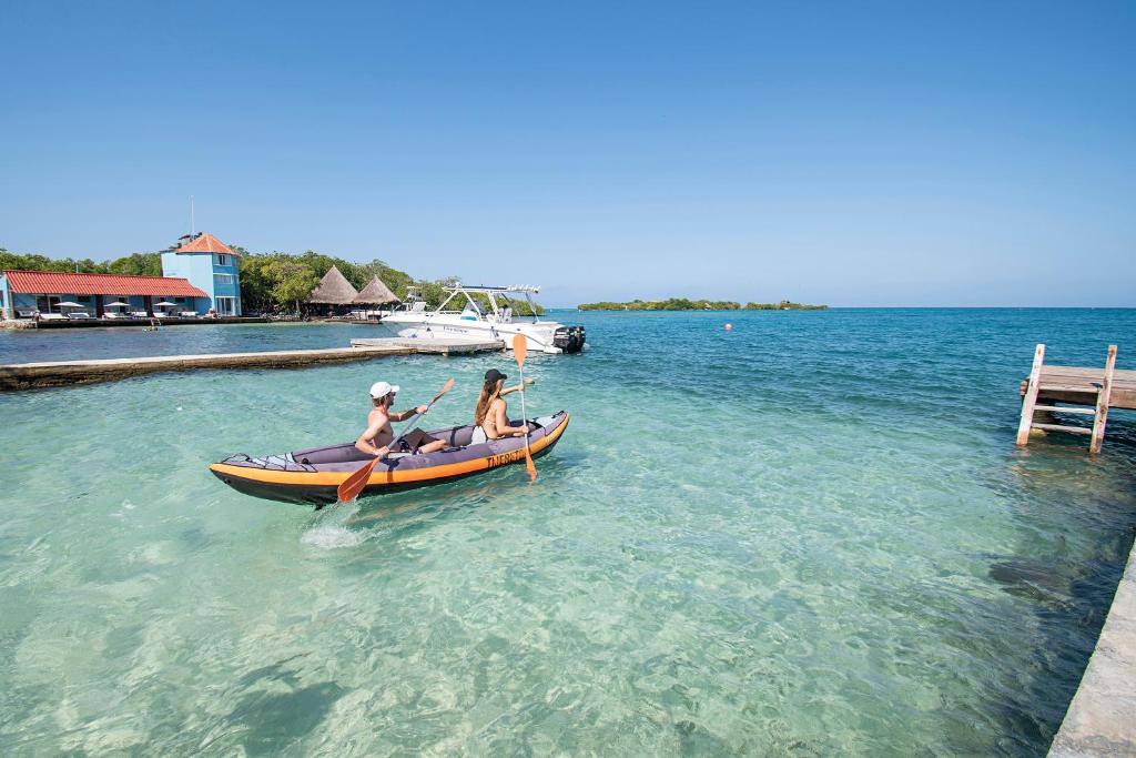 格兰德岛Isla Tijereto的两个人在水中划独木舟
