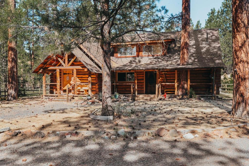 姊妹城Beautiful Log home outside of Sisters的森林中间的小木屋