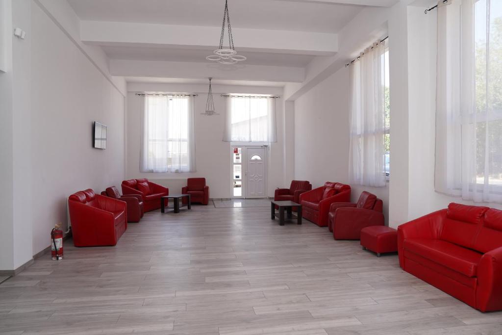 艾福雷诺德Seventons的一间设有红色椅子和窗户的等候室