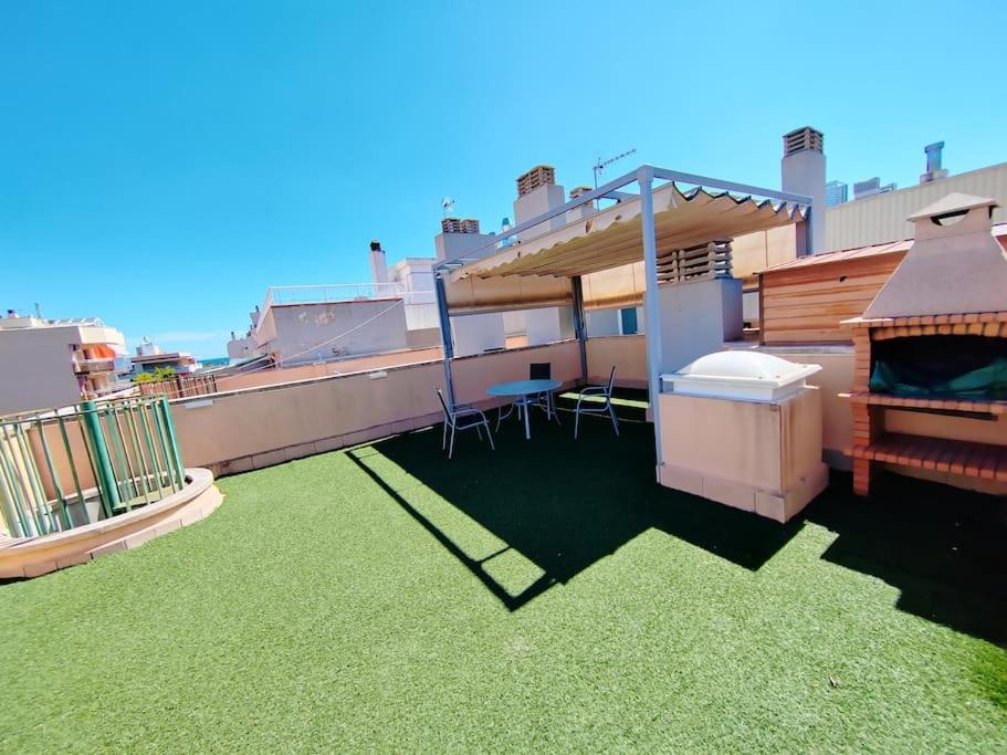 萨洛Residencial Mar duplex, garaje, barbacoa, Pueblo的屋顶带烧烤设施的屋顶露台