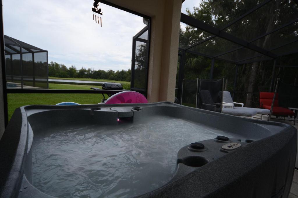 基西米艾利特公寓酒店 - 坎伯兰湖区的享有庭院景色的按摩浴缸